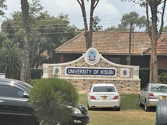 Dann gehts weiter zur 5km entfernten Uni nach Kisubi- dort studiert der Junge, mit dem ich seit letztem Jahr Kontakt habe.
Er lebt in einem kleinen Dorf bei Bwindi —wir haben seinen Bruder letztes Jahr an der Straße, auf dem Weg nach Bwindi kennengelernt und ihm Rucksack und eine Kladde gegeben. Er fragte damals nach unserer Nummer und seitdem hatte ich mit seinem Bruder Kontakt, da nur einer im Dorf ein Phone hat