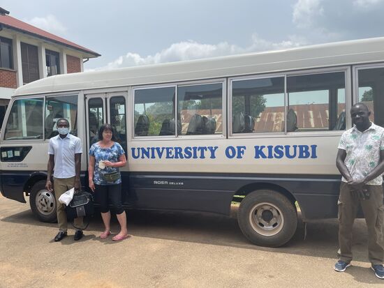 Er lebt in seinem Dorf in einfachsten Verhältnissen und hat einen Platz zum studieren an der Uni von Kisubi ergattert.
Leider muss er die -für ihn hohen Kosten selber tragen. Natürlich hat er um Hilfe signalisiert-aber wir können leider nicht alle unterstützen
Der Staat unterstützt hier in keinster Weise- im Gegenteil: er erwartet, dass die Studenten nach ihrem Abschluss einige Jahre unentgeltlich für den Staat arbeiten.
Der Vater von Rukundo hat ein Stück Land verkauft um ihm das erste Semester zu finanzieren. Wie es danach weitergeht, weiss er noch nicht