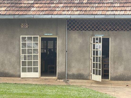 Die Gebäude mit den Hörsälen und Laboren sind sehr alt und einfach