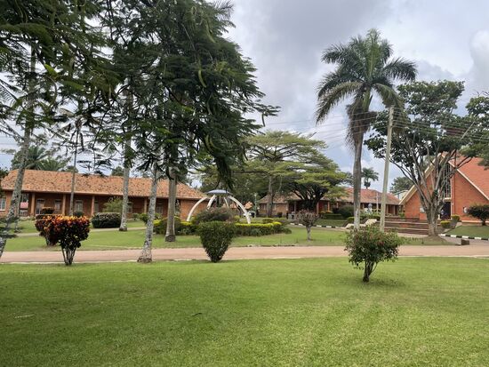 In diesen Gebäuden wohnen die Professoren und Lehrer. Die Uni finanziert sich über eine Stiftung.