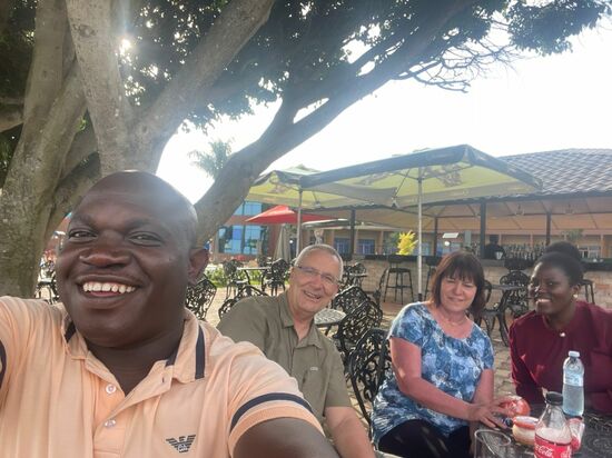 Am Nachmittag besucht uns Arthur im Hotel- später kommt noch Brenda dazu-mit Arthur gehen wir ja nach Tansania wieder auf Tour.
Er hat uns ein Programm für Ruanda-Kongo und Burundi „gestrickt“