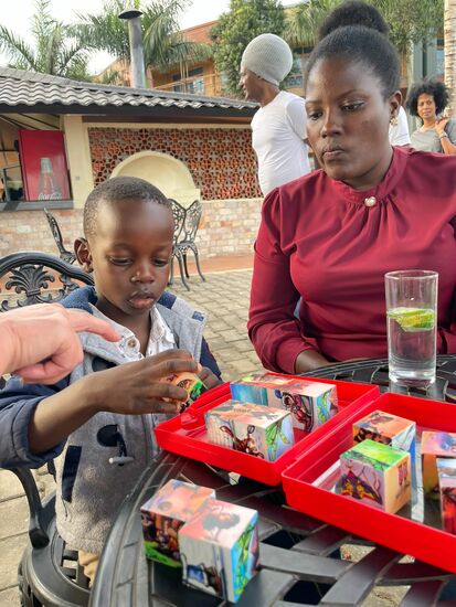 Ethan ist gut beschäftigt—er ist ein aufgewecktes Bürschchen.
Dank Thomas geht er nun auch wieder regelmäßig zur Schule