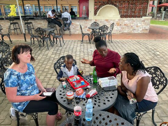 Noch später kommen  auch Stella mit Elia und Ethan- wir laden alle zur deutschen Wurst mit Brot und ein paar „Drinks“ ein