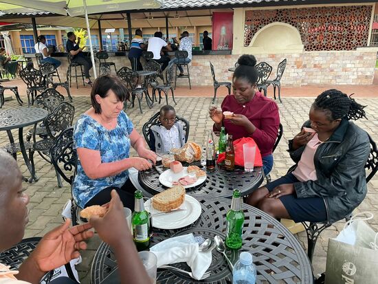 Es schmeckt allen sichtlich! Auch der kleine Ethan verputzt einige Schnittchen