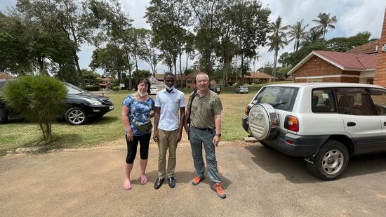 Wir haben Rukundo einige Sachen mitgebracht, Schreibutensilien, ein älteres Phone, Speichersticks, Spielsachen für seine Geschwister, ein kleines Taschengeld bekommt er auch noch.
Er hofft sehr, einen Sponsor aus Deutschland zu finden, aber leider müssen wir da auch passen