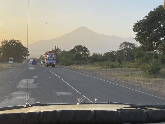 Erster Blick von unten auf den Mt Meru—wir fahren 50km bis nach Arusha zu unserem ersten Stop
