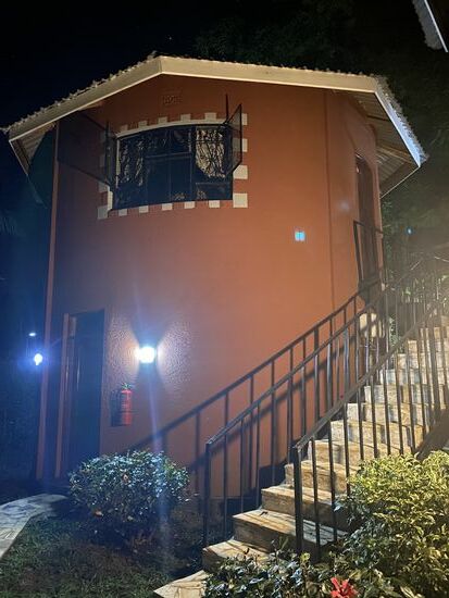 Um 20 Uhr ist es schon dunkel und wir erreichen diese tolle Unterkunft in Arusha-
Die „African Safari Arusha“ Lodge