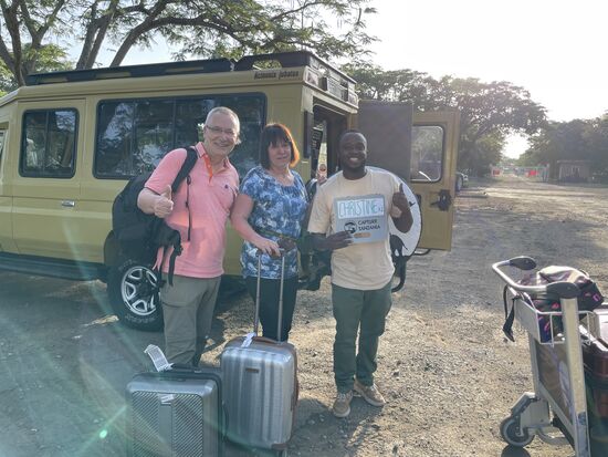 Timothy von „Capture Tansania“ empfängt uns am Airport…