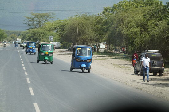 Hier in Tansania gibt es auch Tuktuks