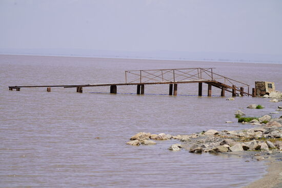 Diese Brücke ging mal über den ganzen See! Doch durch den steigenden Pegel und die Korrosion verfällt sie immer mehr