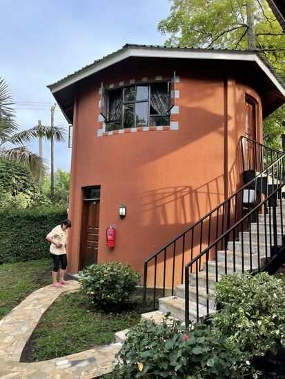 Unsere schöne Unterkunft in Arusha- das „African Safari Arusha“.
Noch mal bei Tageslicht