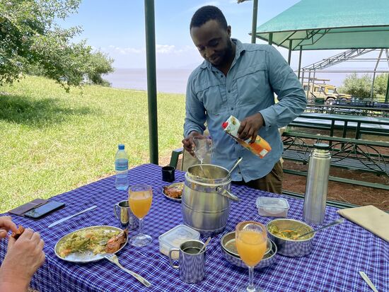 Timothy hat ein wunderbares Lunch- Picknick von der letzten Lodge mitgebracht
