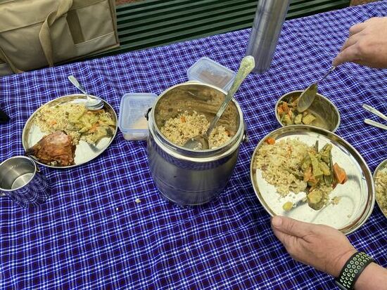 Chicken, Reis und Gemüse gibt es- einfach köstlich!