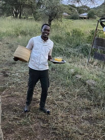 Und einen kalten Saft gibt es ebenfalls. Leider können wir diesen nicht so richtig genießen. TseTse-Fliegen haben unseren Wagen verfolgt und blasen um Angriff. Wir flüchten schnellstens ins Zelt und bringen uns in Sicherheit. Später gibt es ein gutes Abendessen.