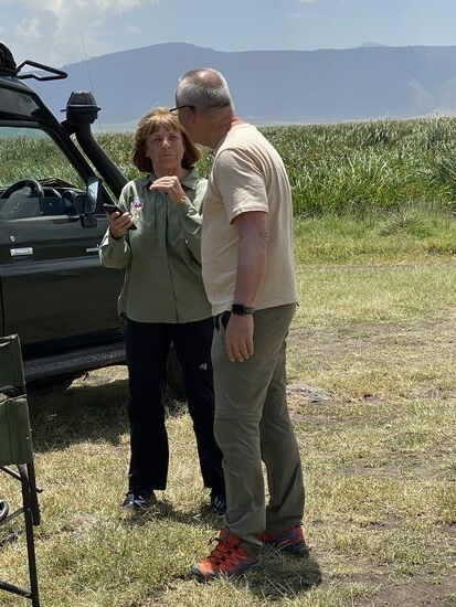Thomas tauscht sich mit Eliza aus Kalifornien Nummern aus—sie bietet sich als Guide an, wenn wir in San Francisco sind