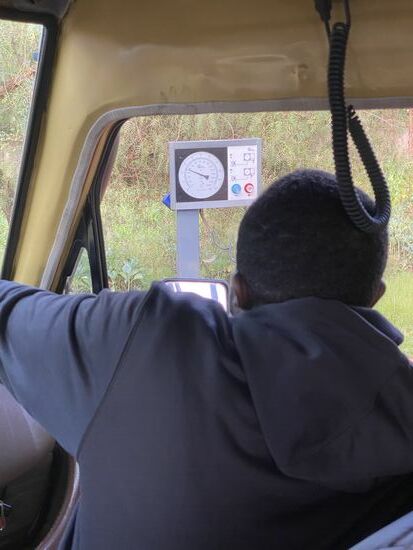 Bevor es in den Crater und die Serengeti geht, muss der Luftdruck noch überprüft werden. Hinten  3 bar, vorne 2,8 bar. Timothy sagt, das muss genau stimmen, sonst werden wir die vielen Stunden nicht ohne Bandscheibenschaden überstehen,