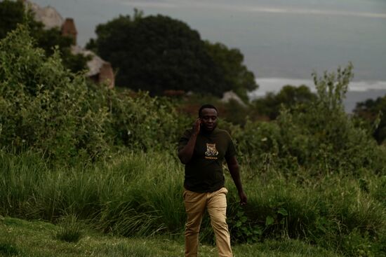 Timothy hat es eilig. Ständig ist er mit anderen Guides per Handy und Funk in Kontakt. Man tauscht sich permanent über die Standorte der Tiere aus.