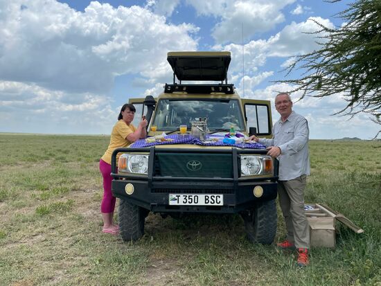 Picknick auf der Motorhaube unseres Jeeps. Heute gibts mal wieder Höhnchen