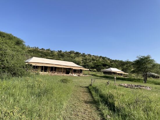 Die Lage mitten im Nationalpark bringt es mit sich, dass wir bei Eintritt der Dunkelheit immer einen Escort für den Weg von unserem Zelt bis zum Restaurant und zurück brauchen. 
Dafür bekommen wir Taschenlampen , mit denen wir Lichtzeichen geben, wenn wir abgeholt werden wollen