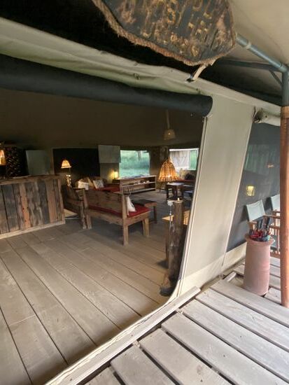 Der Eingang ins Restaurant-Zelt