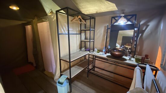 Das Bad—auf jeden Fall viel Platz und reichlich Ablagefläche.