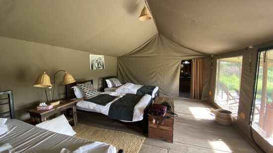 Ich denke, dieses Zelt ist eigentlich für eine Familie gedacht. Wie man sieht: alles in Leichtbauweise. Aber solch ein Zelt in dieser Umgebung hat etwas besonders. Man riecht die Natur, man nimmt jedes Geräusch wahr. Wir glauben, dass jeder einmal davon träumt, so etwas zu erleben. Wir dürfen unseren Traum hier wahr werden lassen.