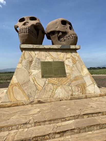 An dieser Stelle - der Olduvai Schlucht - wurden Überreste von Schädeln der homo sapiens gefunden. Sie sollen vor 1,7 bis 1,9 Millionen Jahren hier gelebt haben. Olduvai gilt als eine Wiege der Menschheit und ist aufgrund seiner zahlreichen prähistorischen Funde ein beliebter Ort Archäologen und paläontologischer Paläontologen (Wissenschafter der Lebewesen und Lebewelten).