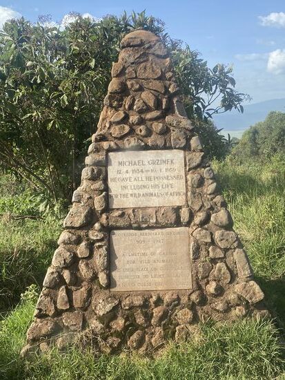 Wir fahren aus dem Crater heraus und sehen am Wegesrand ein weiteres Denkmal. An dieser Stelle ist der Sohn von Bernhard Grzimek bei Dreharbeiten mit dem Flugzeug tödlich verunglückt. Michael Grzimek wurde nur 25 Jahre alt.