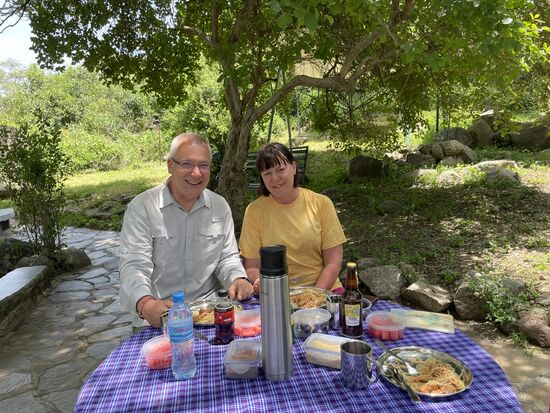 Heute gibt es italienische Küche: Spagetti, Hühnchen, Tomaten mit Oliven und zum Dessert Melone. Wir lassen es uns schmecken.