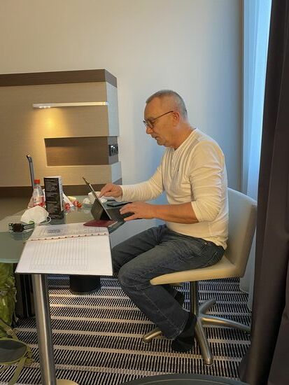 Es ist so unendlich viel Papierkram zu erledigen. Schon für die Anreise.
Gesundheitserklärungen, Impfnachweise und den negativen PCR-Test für Belgien, Ruanda und Uganda.