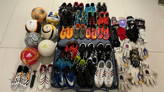 Thalia hat von ihrem Fußball-Verein einiges für die ugandischen Fußball-Jungs gesammelt