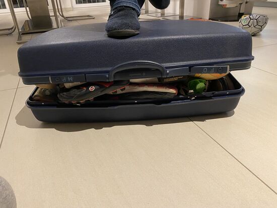 Wir bekommen den Koffer kaum zu und dann ist er kurz vorm platzen..