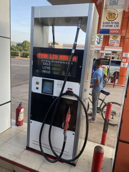 Es wird noch mal vollgetankt, damit wir zum Lake Natron und wieder zurück kommen, denn unterwegs gibt es keine Tankstellen