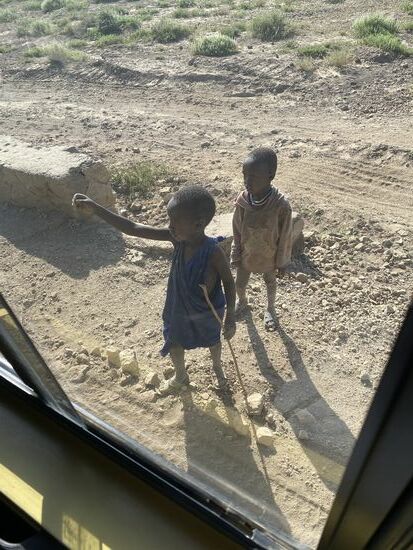 Die beiden Kleinen kommen zu unserem Auto, einer streckt die Hand aus um etwas zu bekommen…