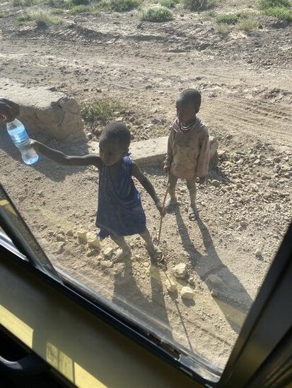 Timothy gibt ihm eine Flasche Wasser