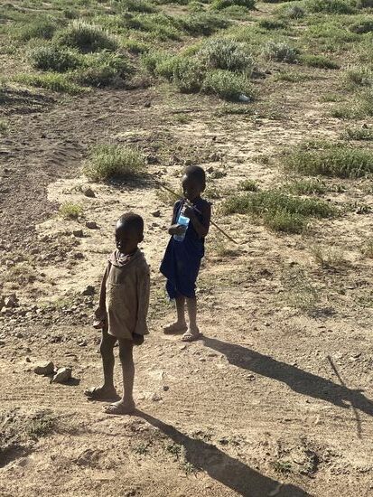 Der Junge preßt sie an sich—wir beobachten wie die beiden sich den Inhalt teilen—ist schon etwas ganz anderes, als das schmutzige Regenwassser….