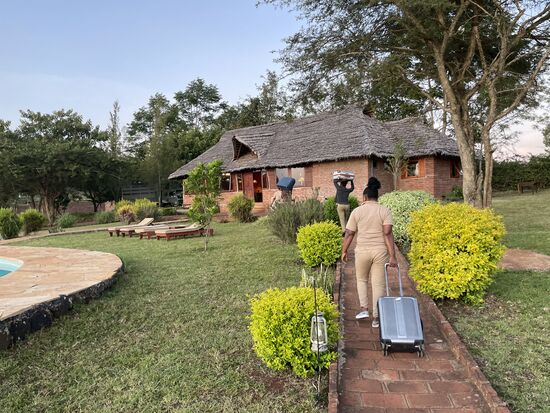 Die Damen der Lodge schleppen unser Gepäck zum Fahrzeug