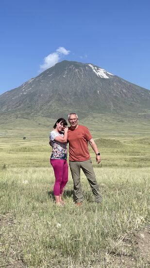 Vor dem Vulkan „Oldonyo lengay“ : er ist zuletzt im Jahr 2006 ausgebrochen, deshalb verbietet die Regierung auch, das Gebiet zu bewohnen