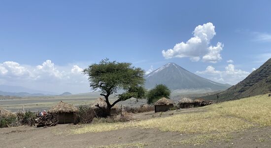 Ein Massai-Dorf vor dem Vulkan. Noch heute opfern die Massai auf dem Berg Ziegen. Diese werden von den Geiern geholt und die Massai glauben, es waren die Götter