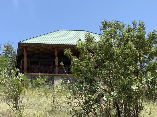 Wir beziehen unsere Hütte, die sehr einfach eingerichtet ist, lunchen mit Kelvin und gegen 14 Uhr brechen wir auf zum Wasserfall