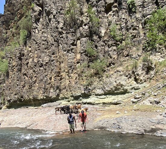Der Fluß fließt gleich hinter der Lodge entlang und hier starten wir