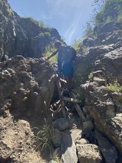 Wir müssen auch mal klettern—hier ist sogar eine provisorische Leiter gestellt