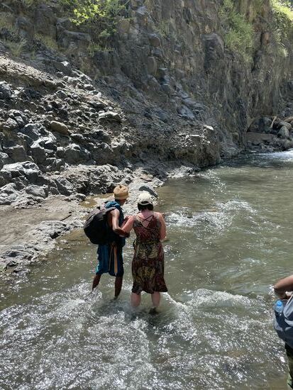 Ich muss aufpassen, dass mir das Wasser nicht die Füße wegreißt