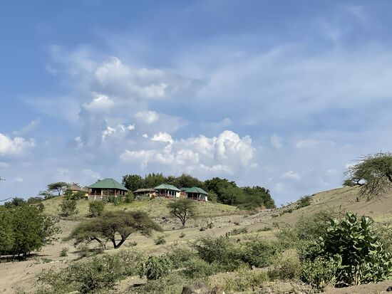Dort sind unsere Hütten—mit tollem Ausblick auf die Berge