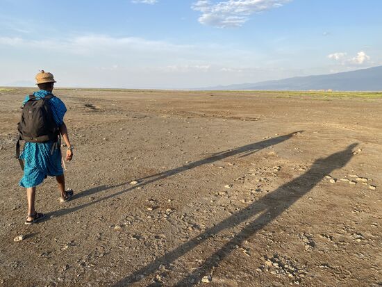 Am späten Nachmittag geht es dann noch zum Lake Natron-wieder trägt der liebe Kelvin unser Gepäck