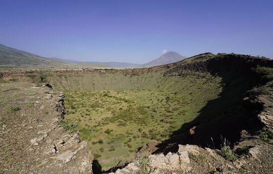 Im Hintergrund ist der Vulkan „Oldonyo lengay“ zu sehen