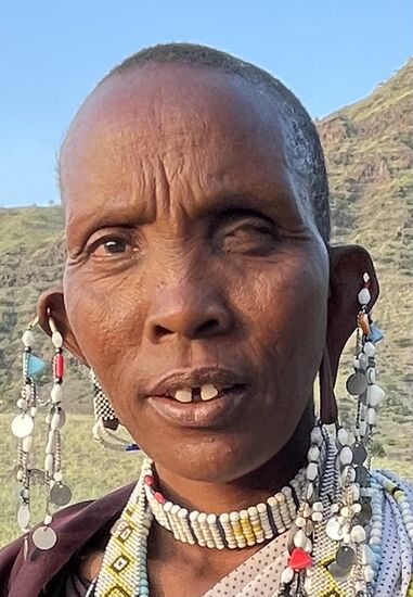 Um die Frau jedoch nicht mit leeren Händen von dannen ziehen zu lassen, gibt es einen Tip für diese Aufnahme. Sehr farbenfroher Schmuck-besonders an den Ohren