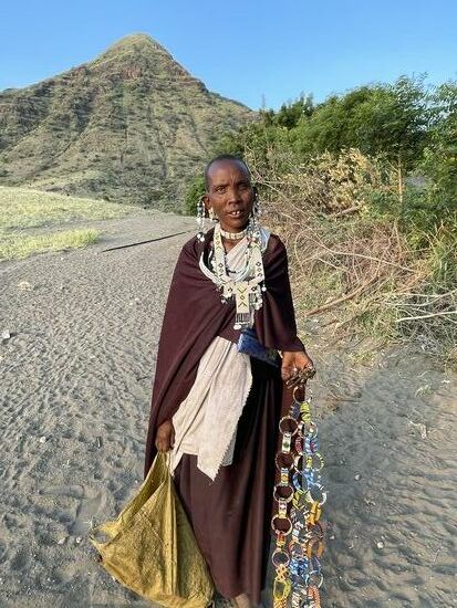 Es dauert nicht lange und eine Massai steht neben Thomas und will ihm Schmuck verkaufen. Sie stellt sich als „Anna“ vor