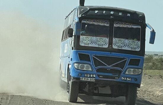 Und so manches Mal stehen wir im Nebel, wenn uns ein Fahrzeug entgegen kommt.
Es kommt sehr viel Staub ins Fahrzeug, Unsere Koffer sind über und über bedeckt mit Staub. Thomas muss seine Kamera in ein Drybag packen, damit sie nicht zu sehr einstaubt.