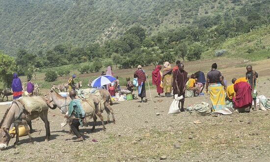 In diesem Dorf, welches wir heute durchqueren, ist Wochenmarkt.